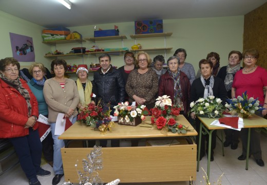 Entrega de diplomas dos obradoiros de Arte Floral e de Cociña e Respostería de Nadal do concello de Riveira